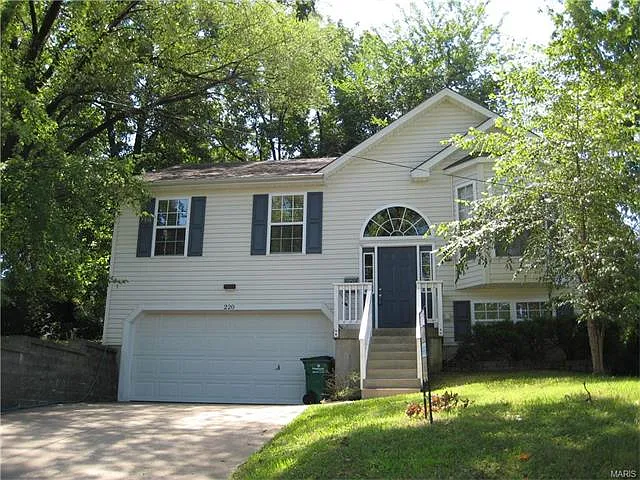 220 Lithia Ave photo 1