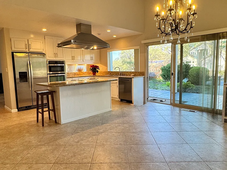 2825 King Edward Dr