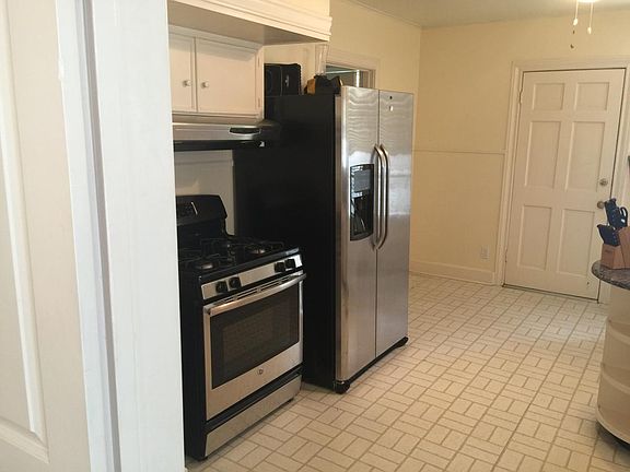 Stainless appliances, gas stove/oven