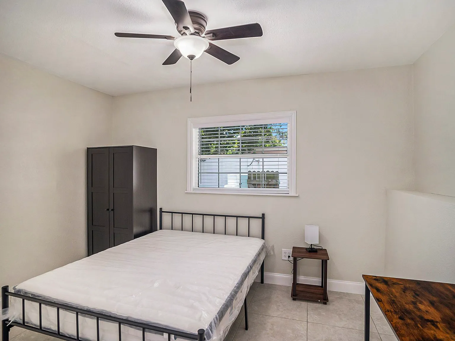 4 bed, 3.0 bath, 3561 sqft, $910 — Photo 2