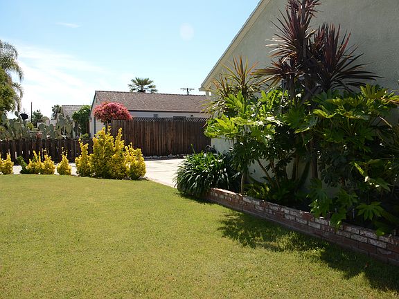 5th image of 17436 Blythe St