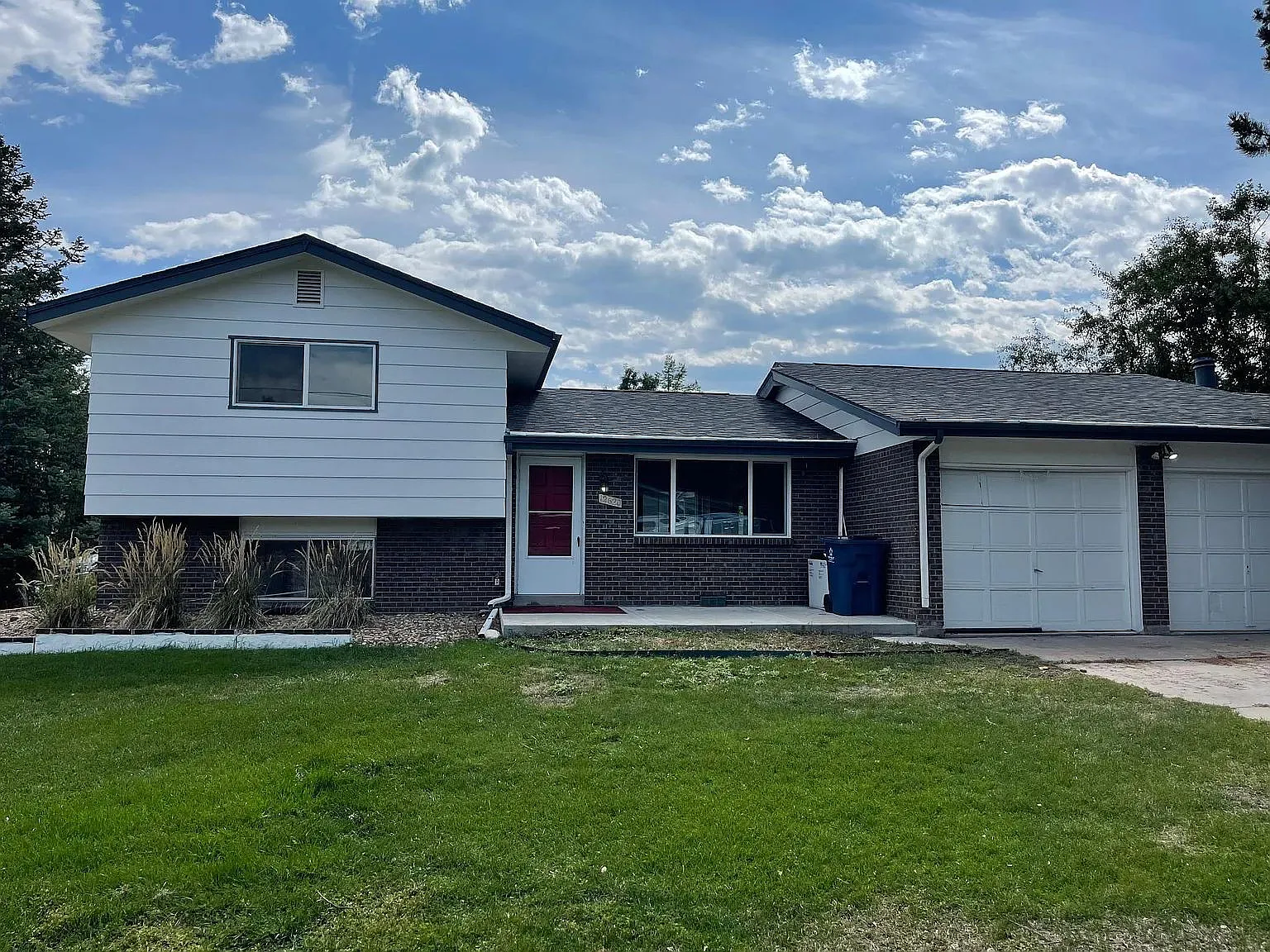 Golden 3 bed/2 bath with garage and fenced yard — Photo 1