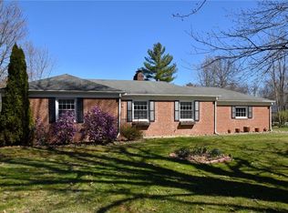 99 Fernwood Rd, Chagrin Falls, OH 44022