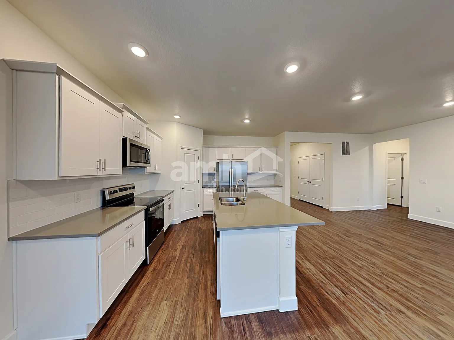 5 bed, 3.0 bath, 2418 sqft, $4,200 — Photo 4