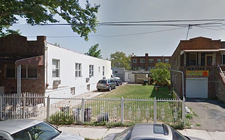 2nd image of 213 E 87th St