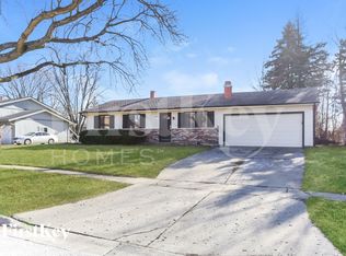 915 Camelot Dr, Crystal Lake, IL 60014