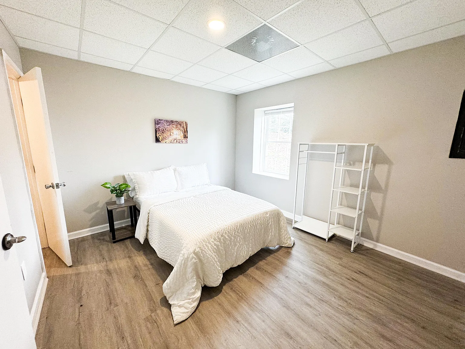 4 bed, 4.0 bath, 2300 sqft, $1,009 — Photo 2