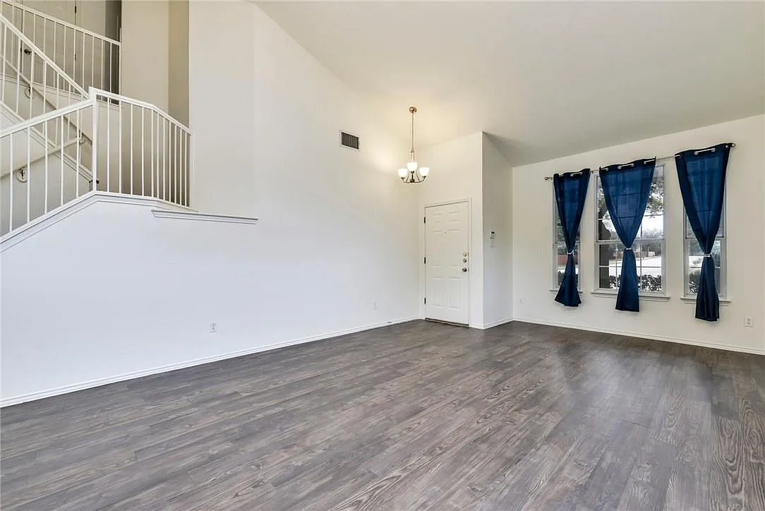 4 bed, 2.5 bath, 2023 sqft, $2,700 — Photo 2