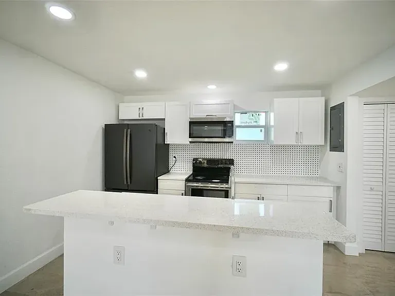 2205 A E Isaacs Ave W — Photo 12
