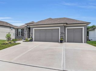 14910 Thousand Oaks Pl, Parkville, MO 64152