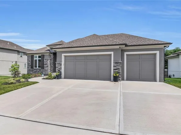 14910 Thousand Oaks Pl, Parkville, MO 64152