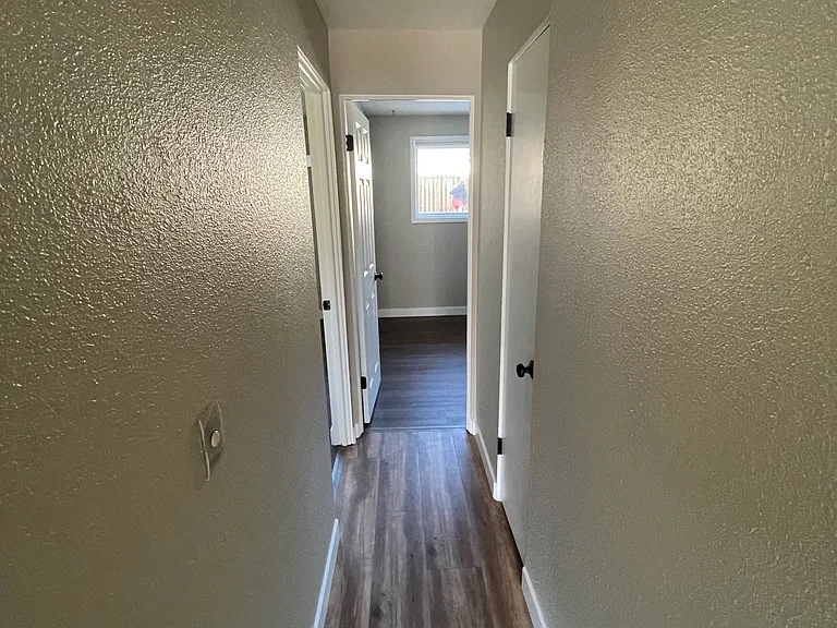 1933 Belvedere Dr — Photo 7
