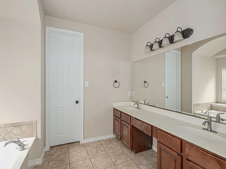 11152 Seguin Dr — Photo 12