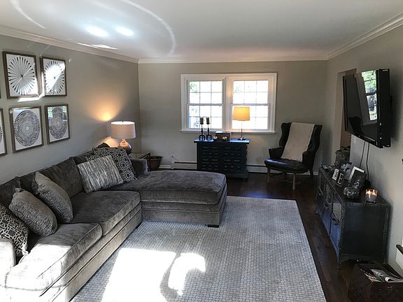 3rd image of 422 W Sheridan Pl