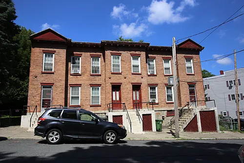 31 Willow St Photo 1