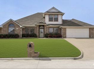 527 Gingerbread Ln, Waxahachie, TX