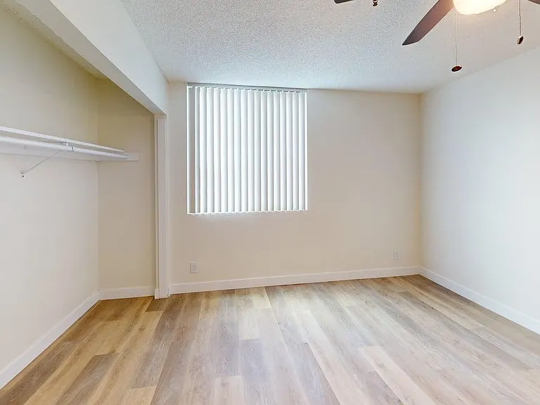 Chateau Regent Apartments — Photo 18