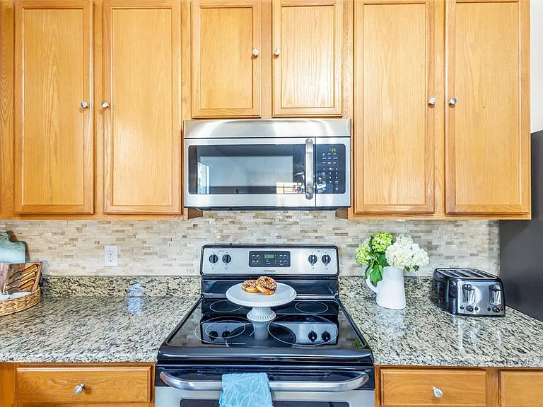 422 Graystone Blvd — Photo 10