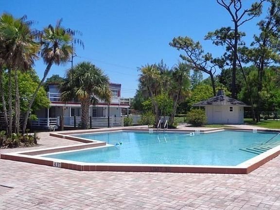 3rd image of 5997 Village Cir N