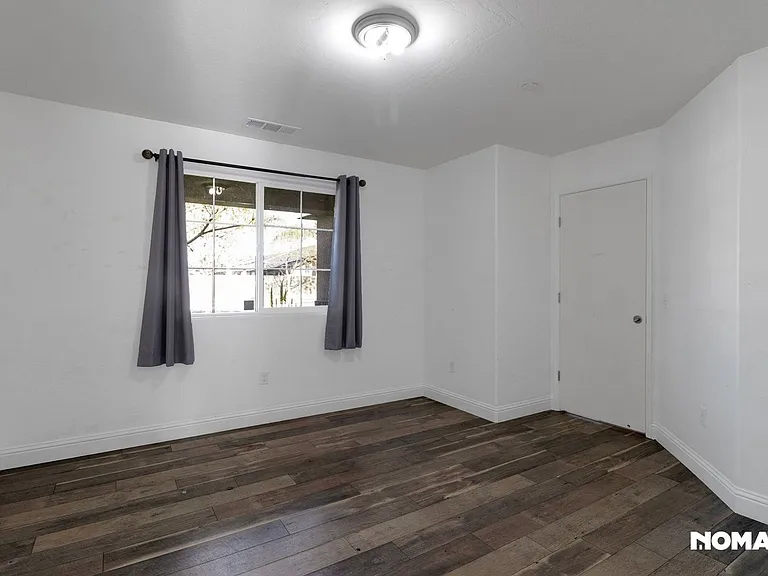 530 Hall St — Photo 15