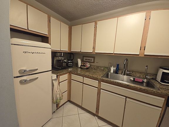 4th image of 1122 N Clark St APT 1005