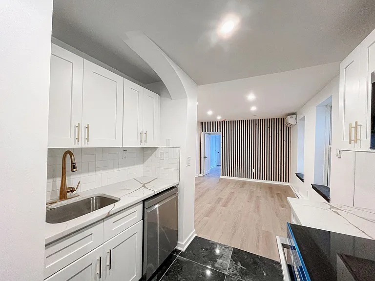 208 Warren St — Photo 16