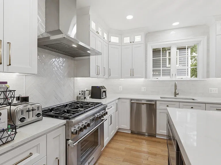 809 N Buchanan St — Photo 15
