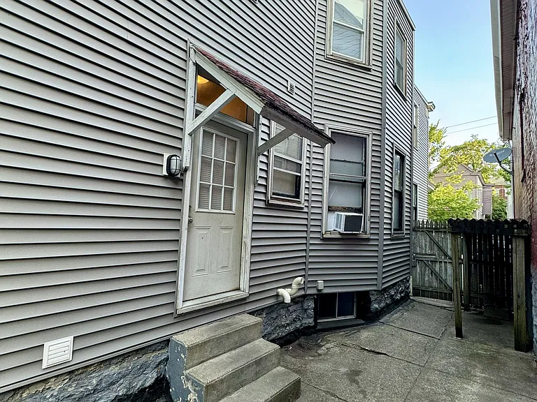 321 Warner St — Photo 52