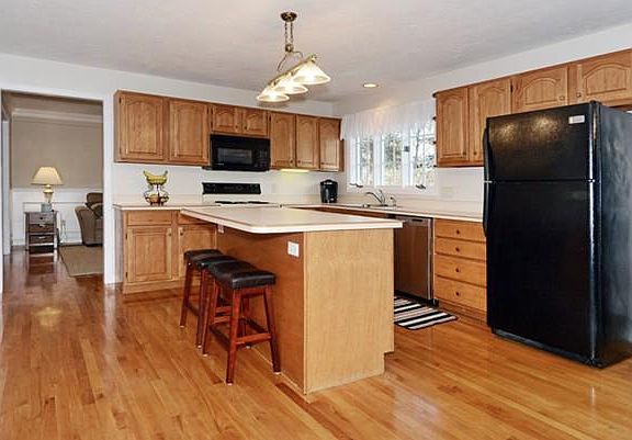 2nd image of 132 Lee St