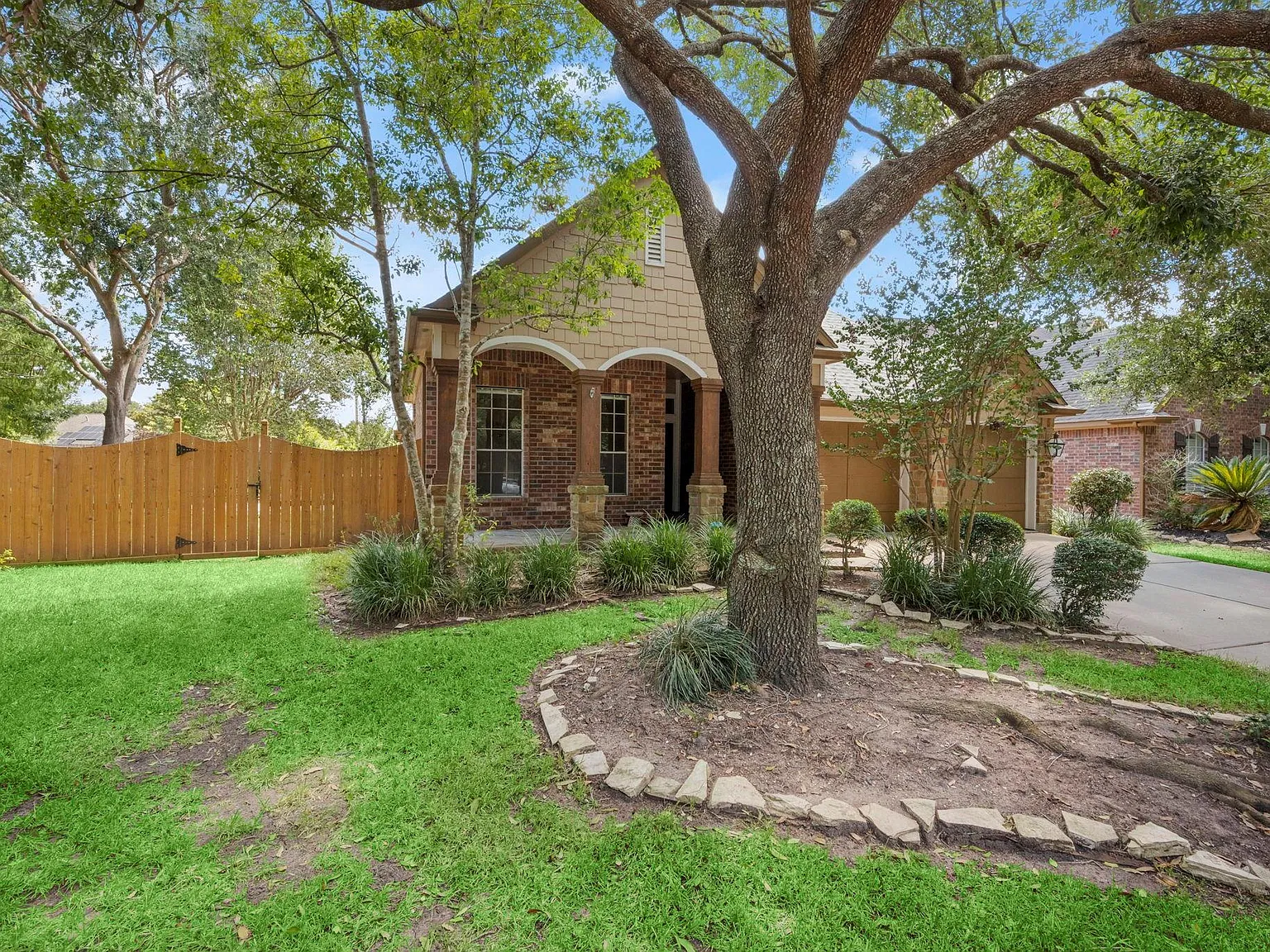 3 bed, 2.0 bath, 2151 sqft, $2,200 — Photo 3