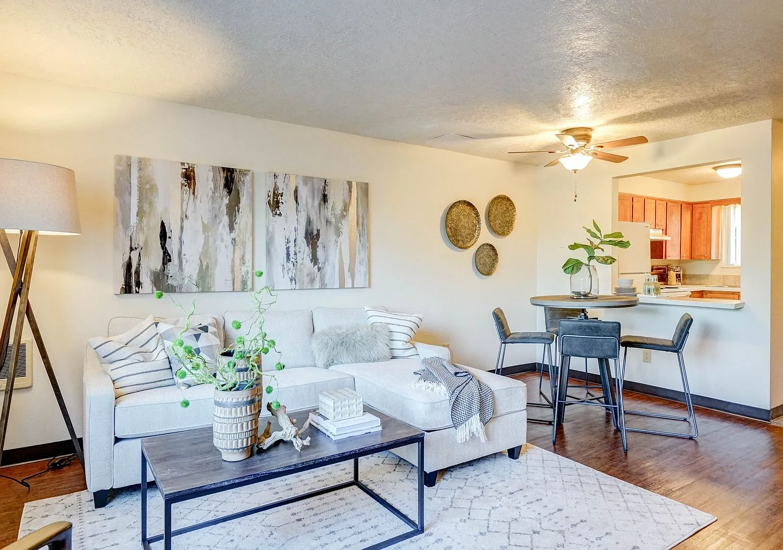 Spacious and immaculate townhomes! Free Water/Sewer/Garbage/Parking! — Photo 2