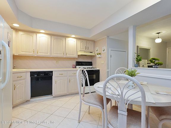 5th image of 12 Village Ln #A