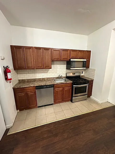 3 bed, 3211 sqft, $2,300 — Photo 3