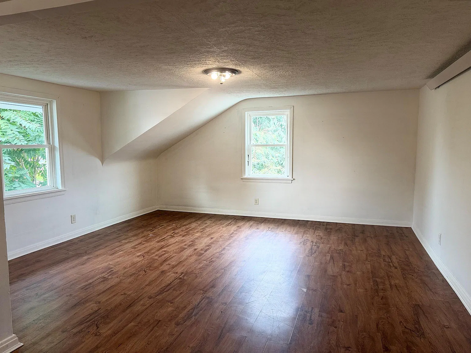 616 W B St — Photo 3