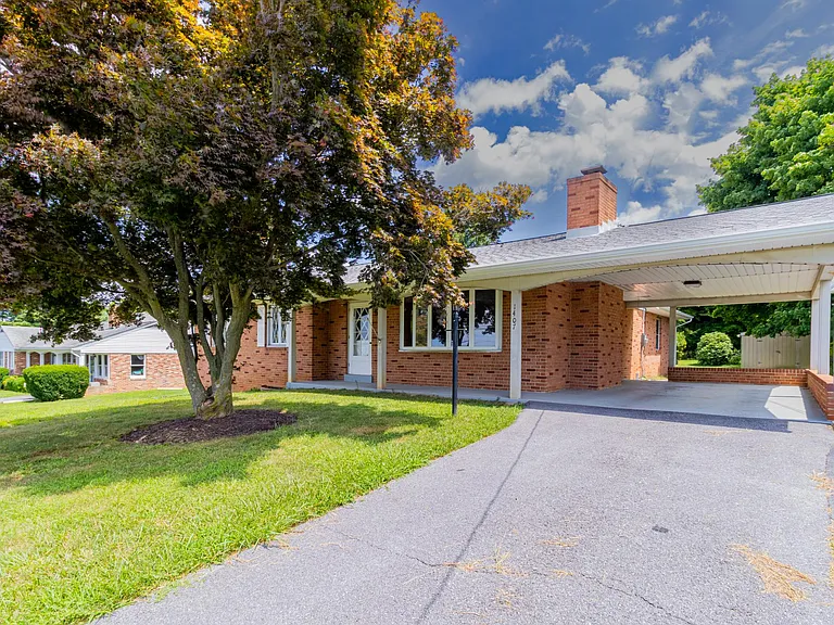 1407 N Main St — Photo 1