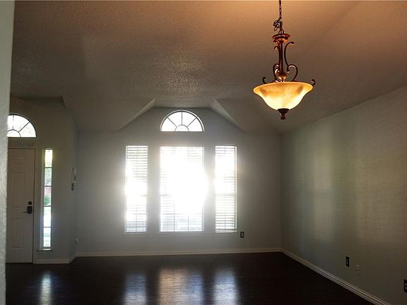 3rd image of 2114 Camelot Dr