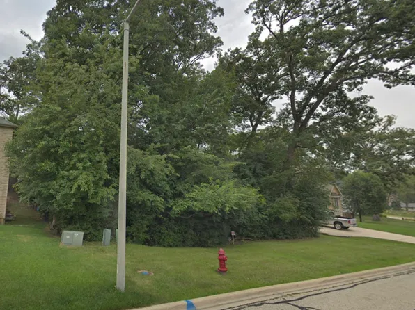 1033 Rosewood Dr, Carpentersville, IL 60110