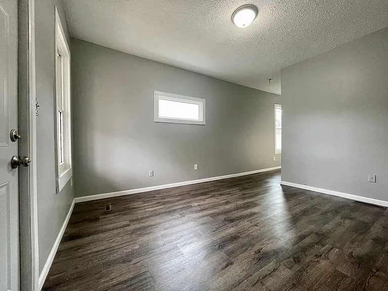587 Charles Ave — Photo 7