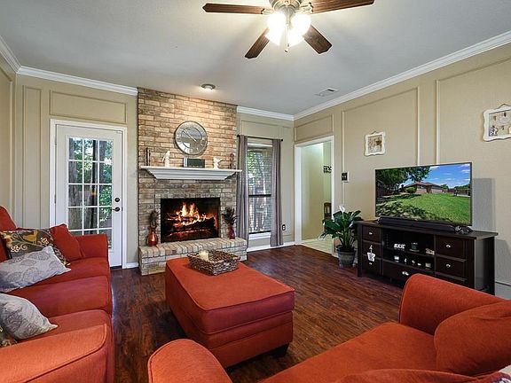 3rd image of 804 Douglas Ct
