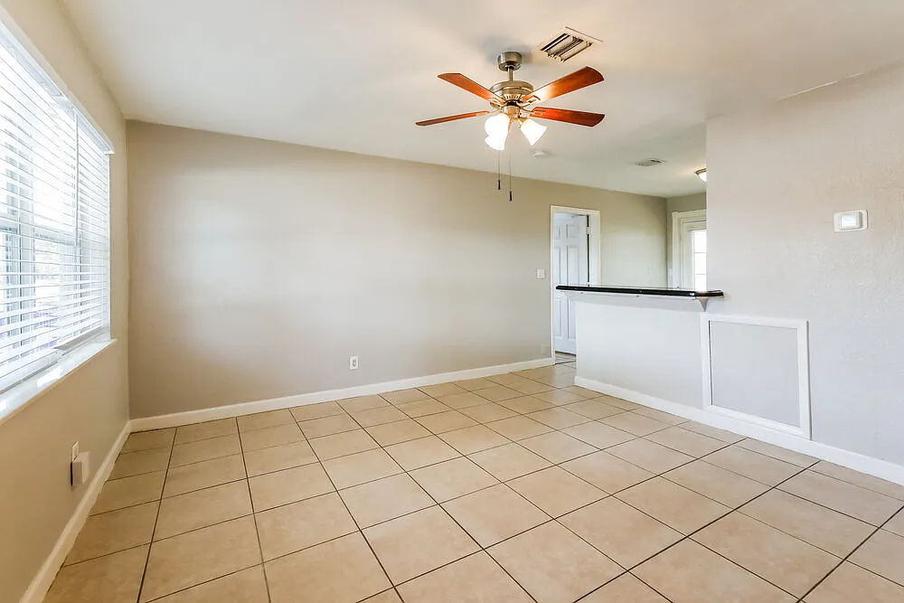 3 bed, 2.0 bath, 925 sqft, $2,660 — Photo 3