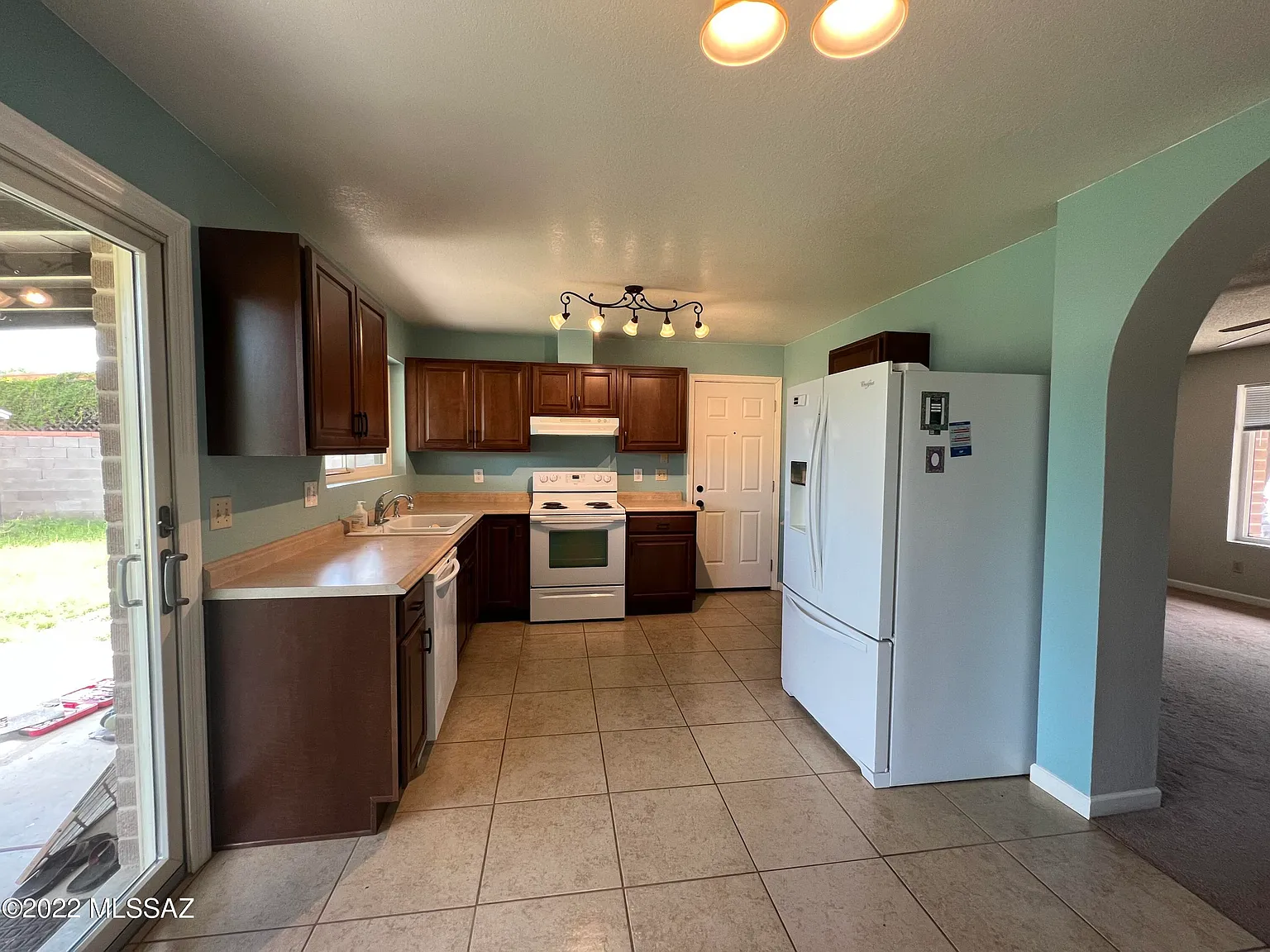 3 bed, 2.0 bath, 1049 sqft, $1,695 — Photo 3