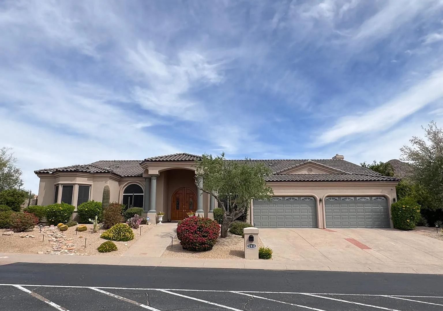 5 bed, 4.5 bath, 4055 sqft, $9,699 — Photo 2