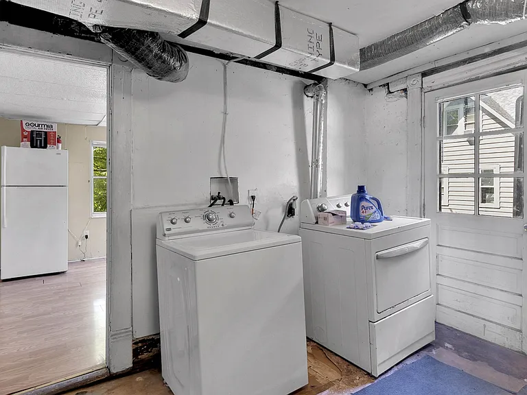 352 Stewart St — Photo 10