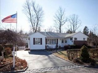23 Nimitz St, Huntington, NY 11743