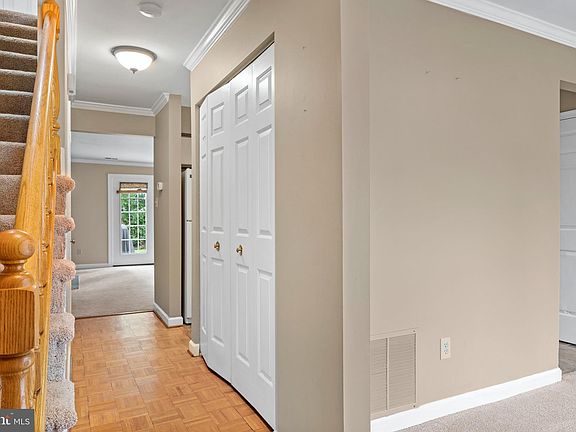5th image of 221 Heather Ct