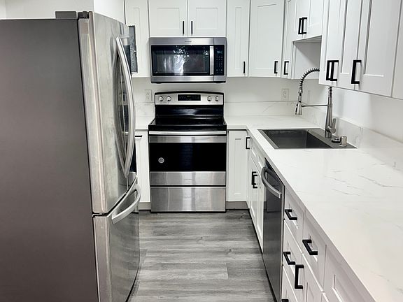 2nd image of 1617 Greenfield Ave #11