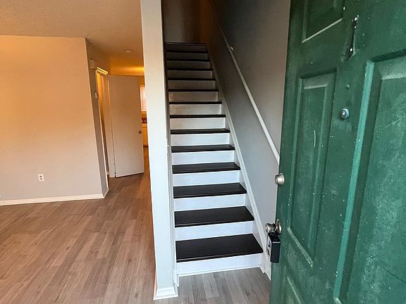 3rd image of 121 Carriage Pl #3
