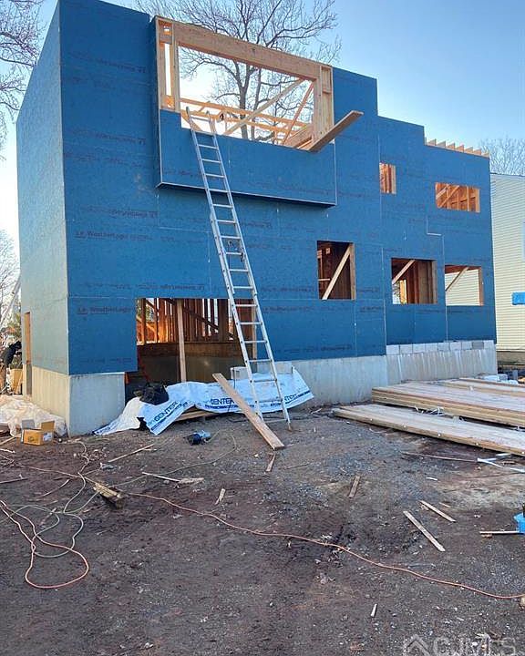 2nd image of 87 Hunt St