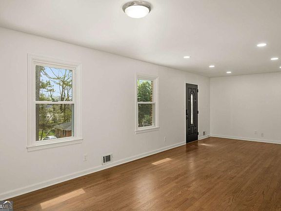 3rd image of 878 Parkway Dr SE