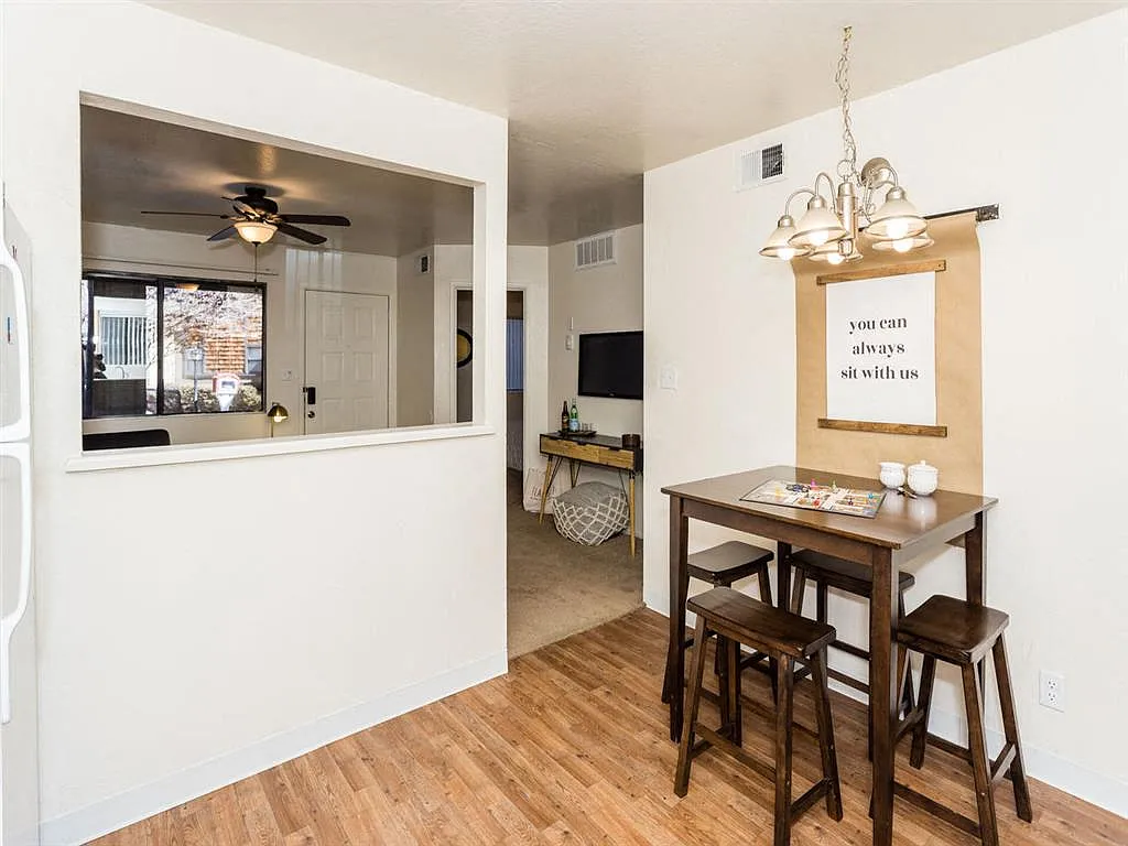 University Square Apartments — Photo 4